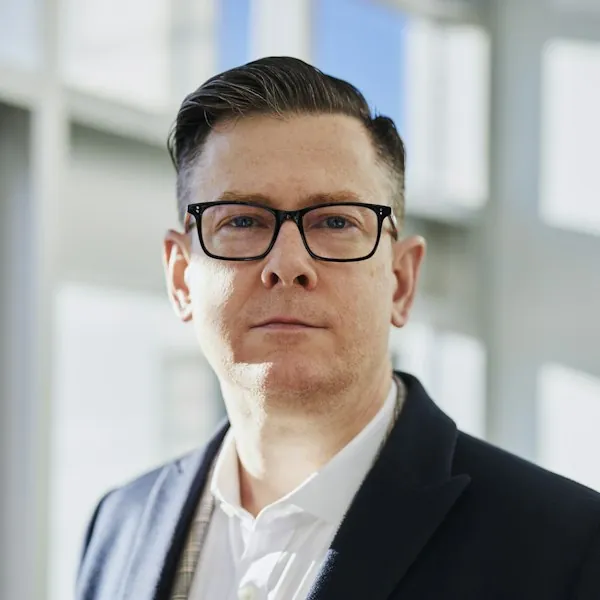 Revisor i jakkesæt